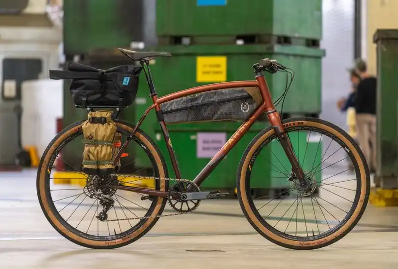 Axle Pack de Old Man Mountain para llevar botellero o carga en cualquier horquilla